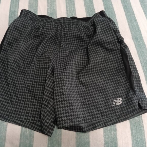 NWOT NEW BALANCE "DRY" BLACK STAR PATTERN SHORTS WITH 3 POCKETS, SIZE "L" - Picture 1 of 13